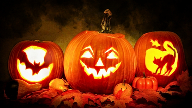 Jack-o'-lanterns at night